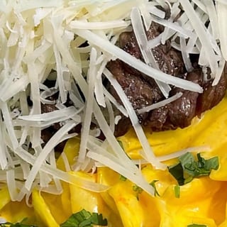 Fettuccine a La Huancaina Con Lomo Al Pisco