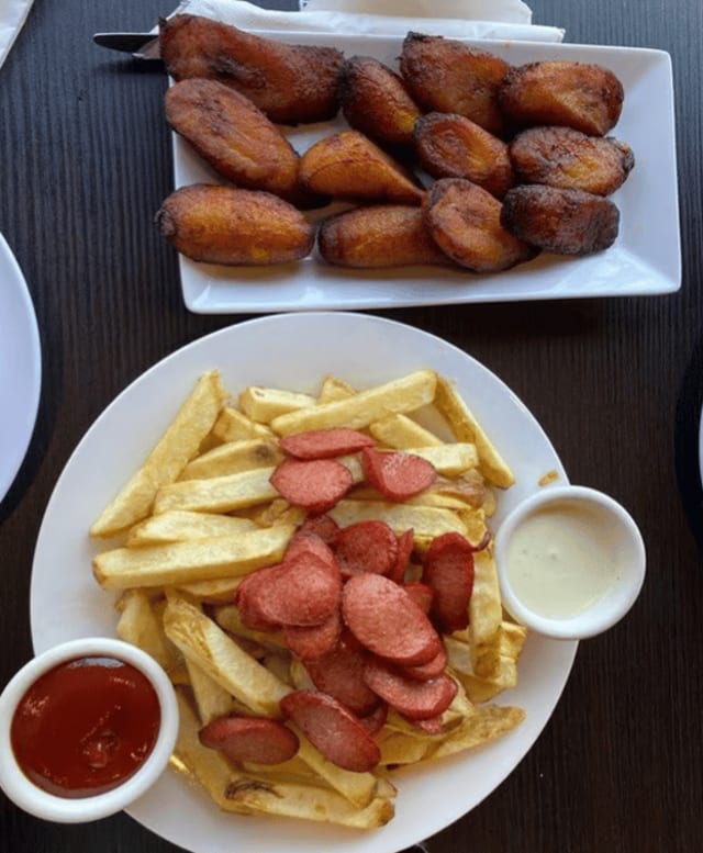 Salchipapas.