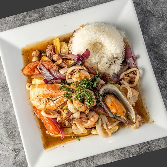 Saltado De Mariscos.