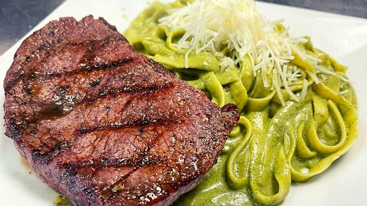 Tallarin Verde Con Bistec a La Parrilla.
