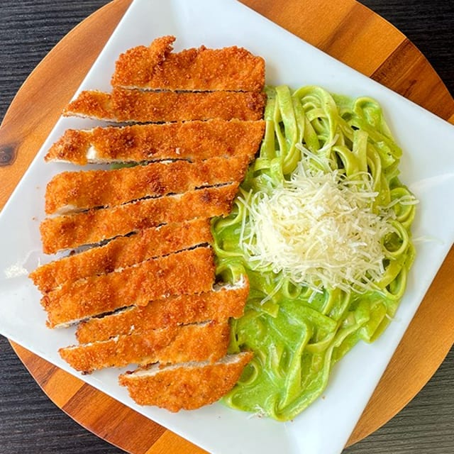 Tallarin Verde Con Milanesa.